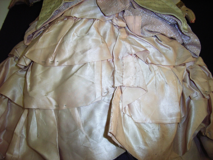 Particolare della gonna prima del restauro